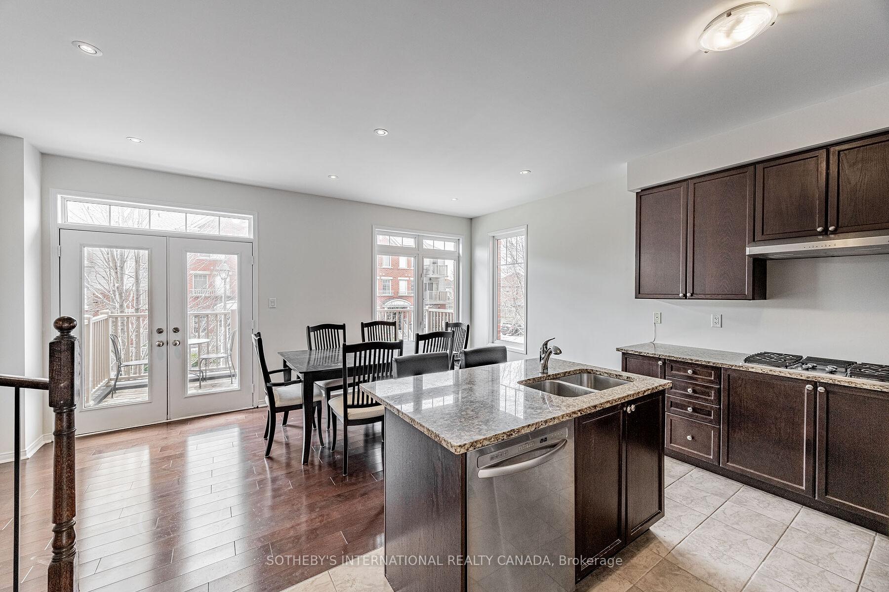 4 Bedrooms Condo at 5700 Tosca, Mississauga For sale
