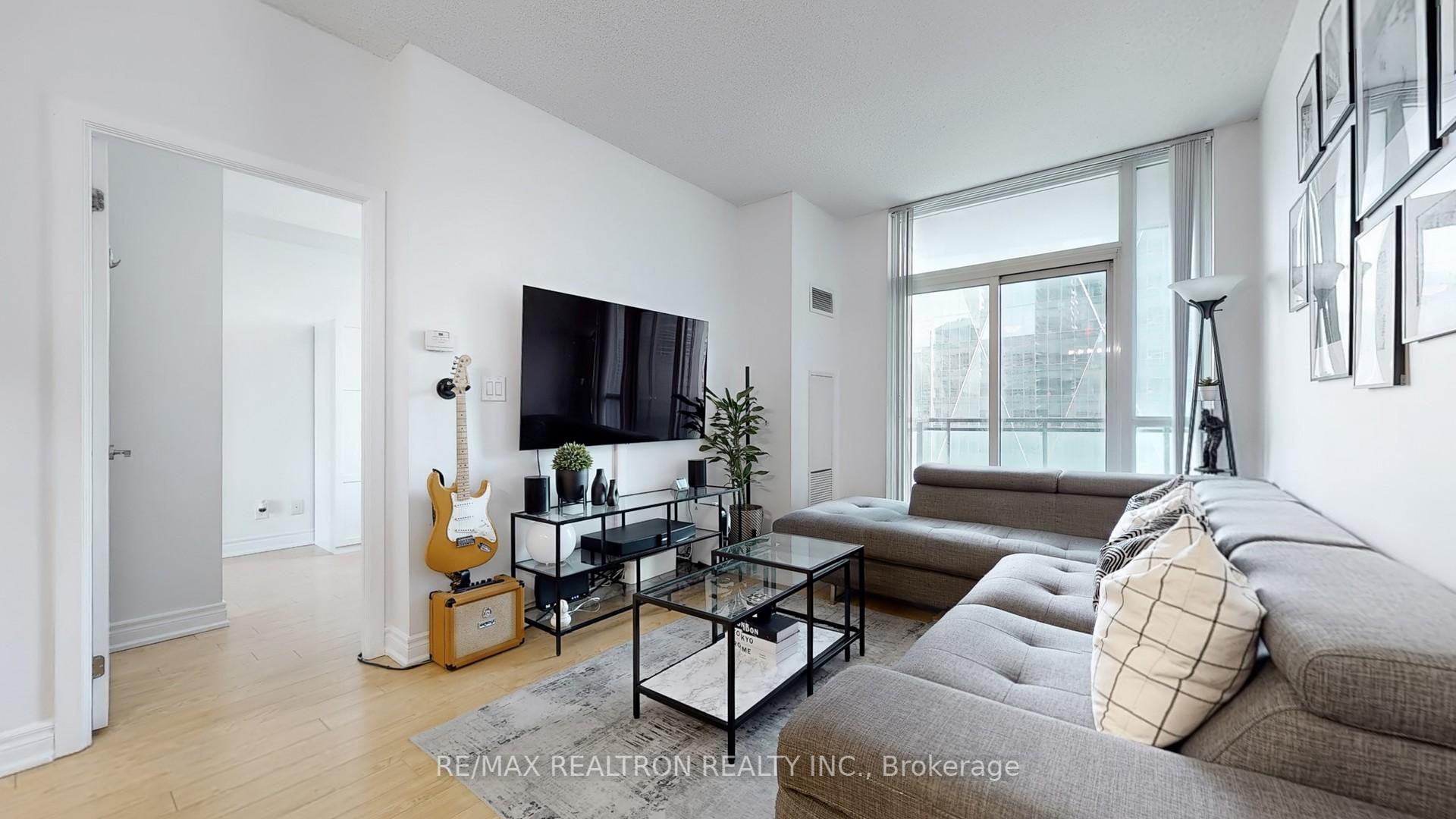 1 Bedroom Condo at 18 Harbour, Toronto For sale