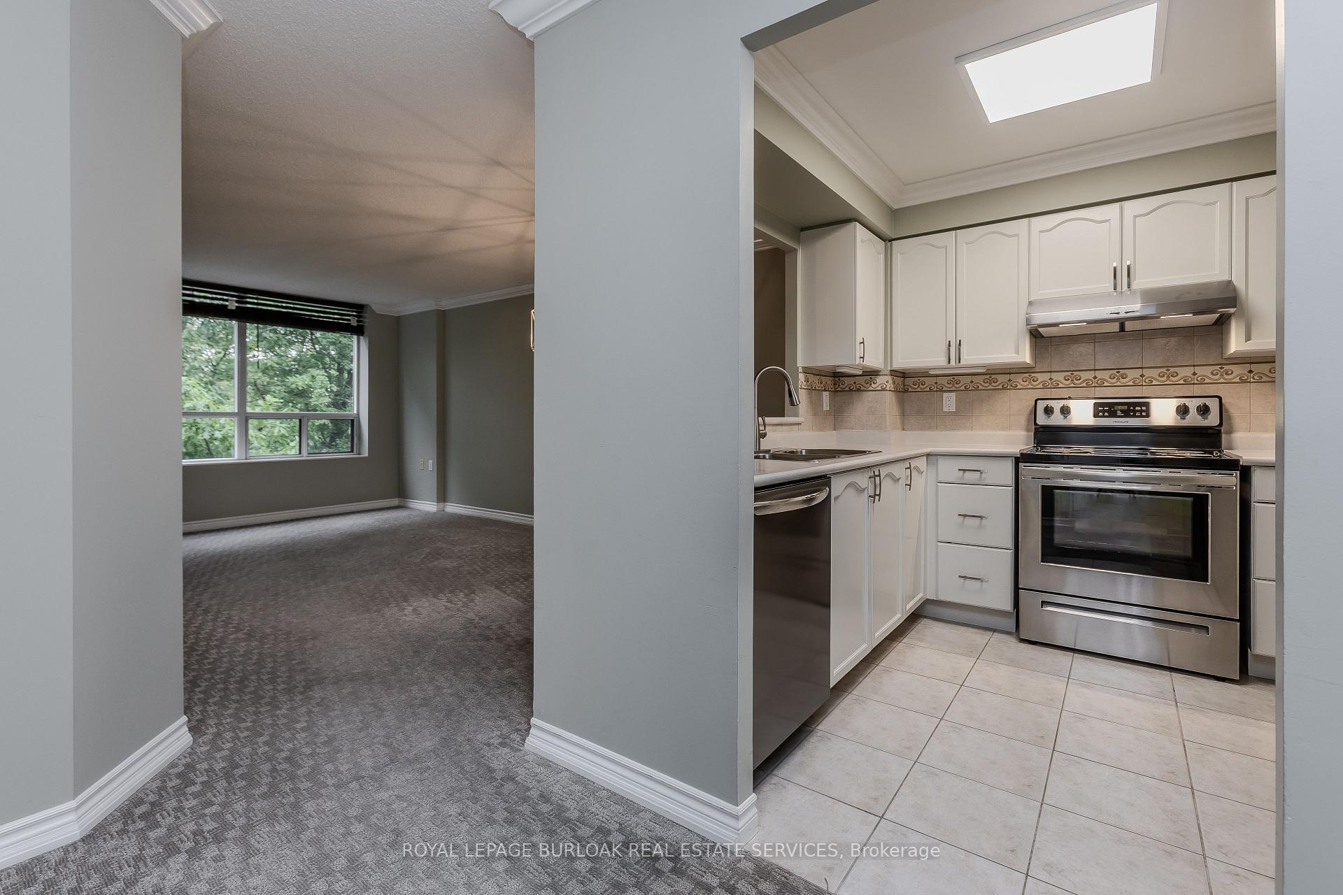2 Bedrooms Condo at 100 Burloak, Burlington For sale