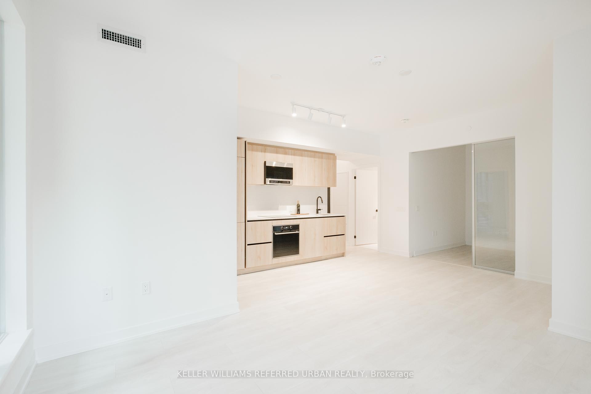 3 Bedrooms Condo at 127 Broadway, Toronto For sale