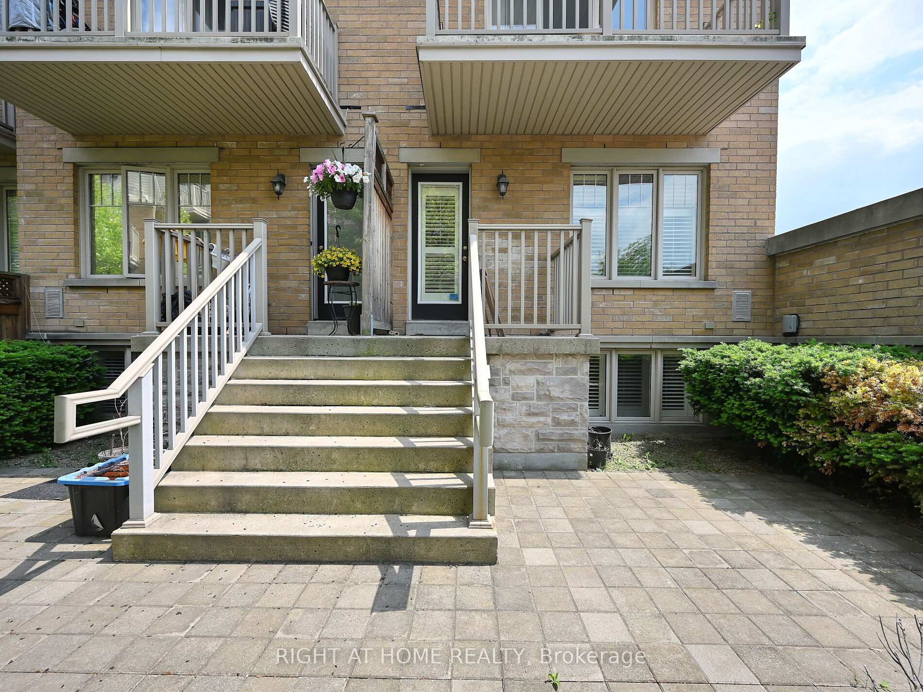 2 Bedrooms Condo at 3250 Bentley, Mississauga For sale