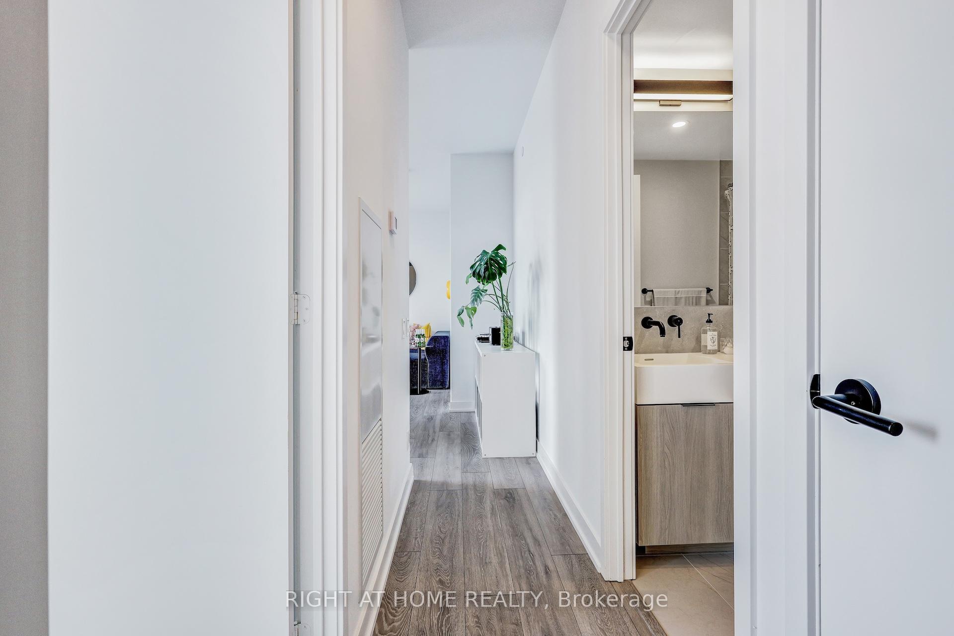 3 Bedrooms Condo at 108 Peter, Toronto For sale
