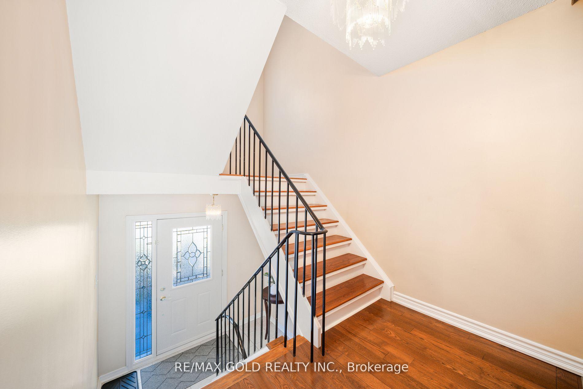 4 Bedrooms Condo at 1050 Shawnmarr, Mississauga For sale