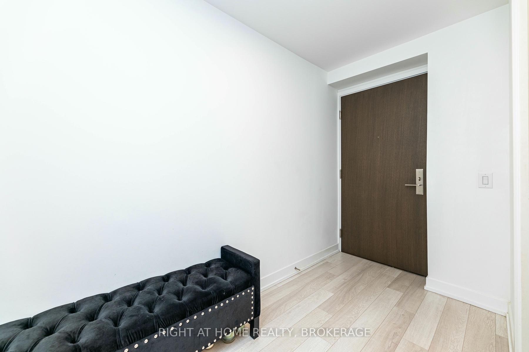 2 Bedrooms Condo at 39 Roehampton, Toronto For sale