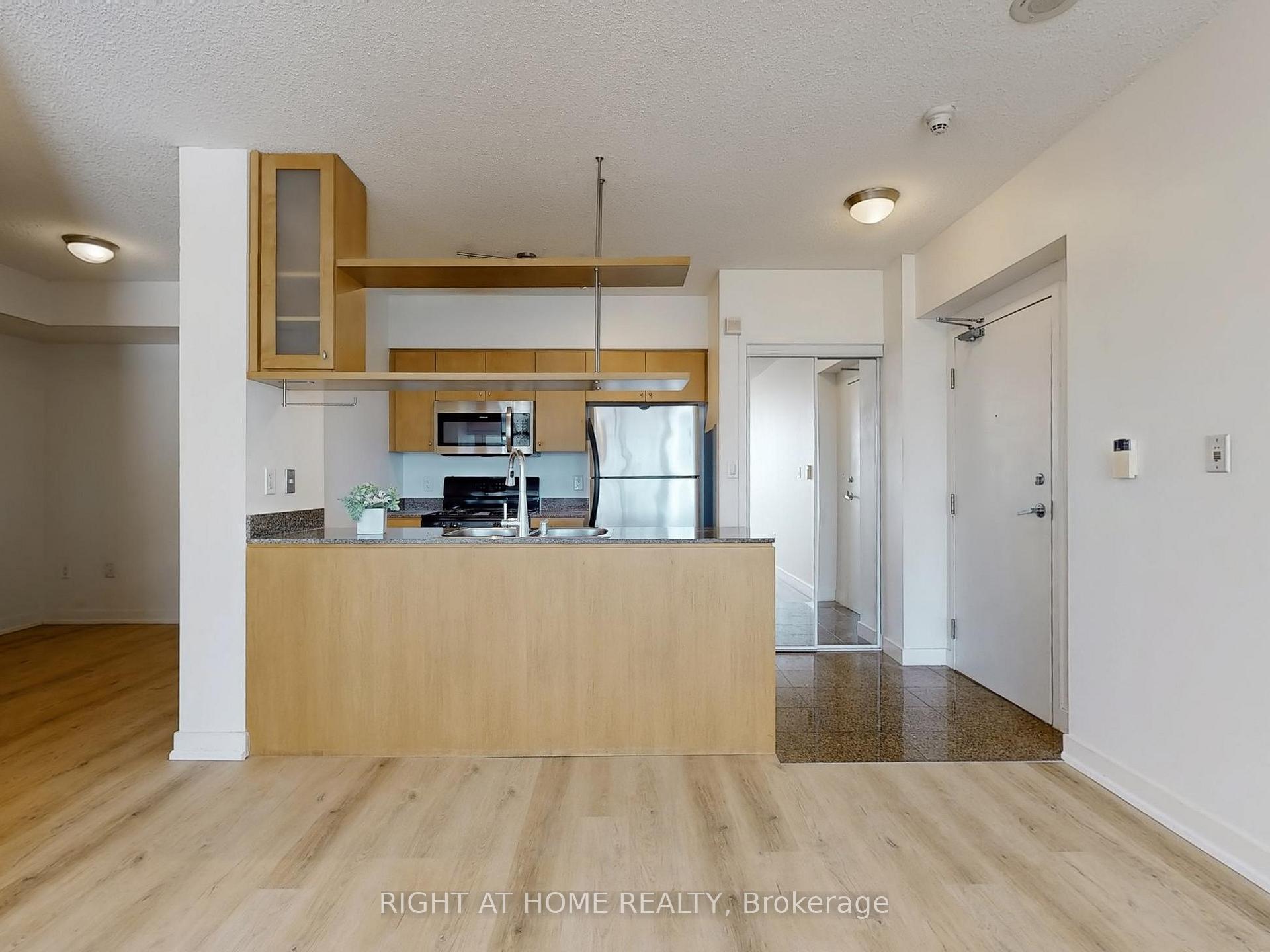 2 Bedrooms Condo at 5 Mariner, Toronto For sale