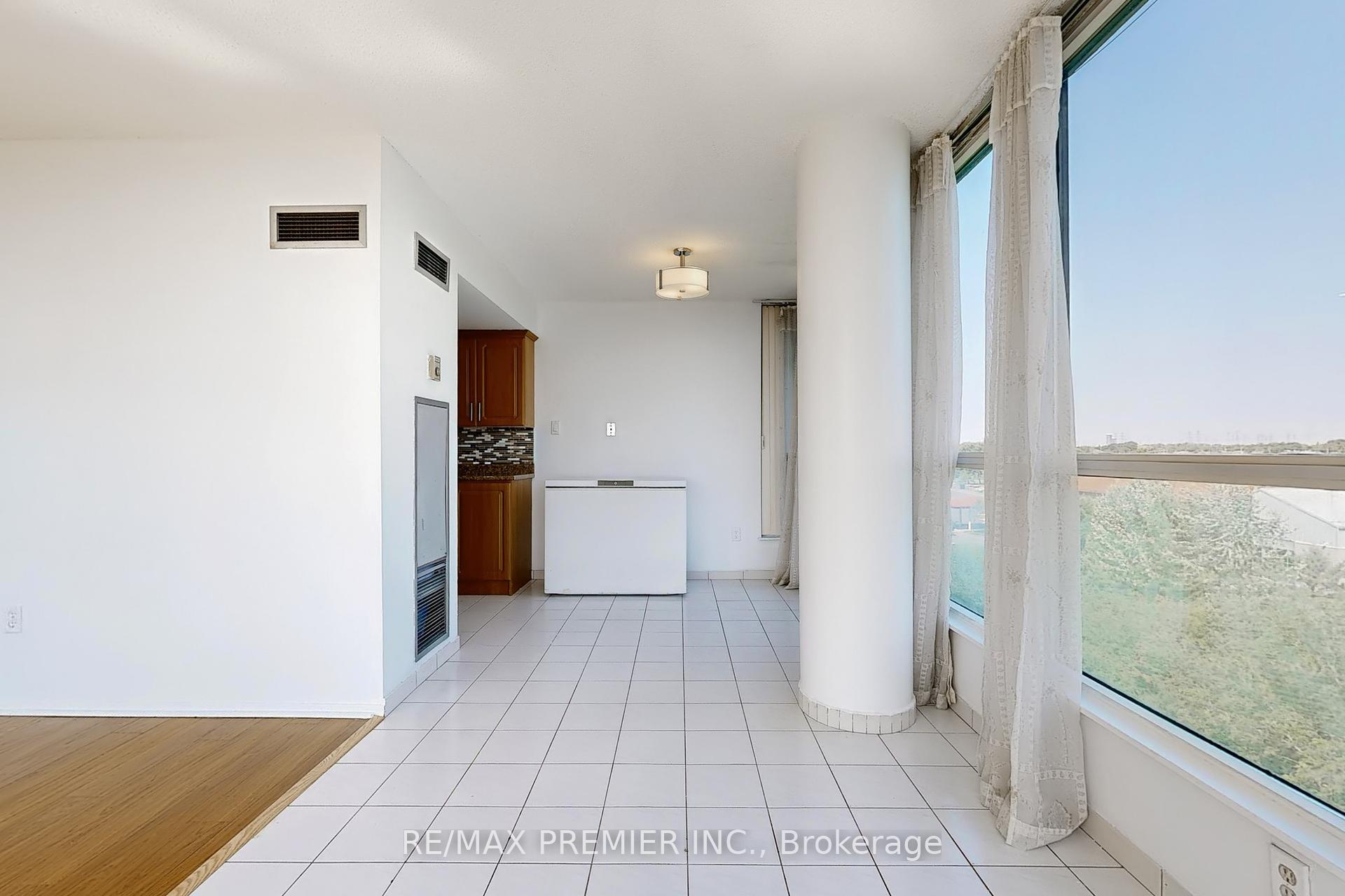 3 Bedrooms Condo at 1 Rowntree, Toronto For sale