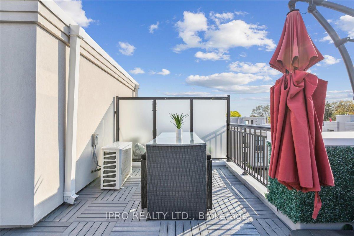 2 Bedrooms Condo at 652 Cricklewood, Mississauga For sale