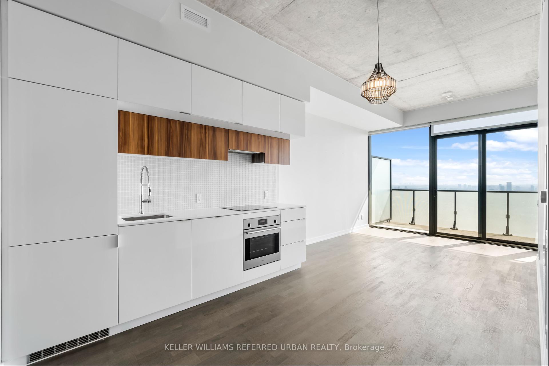 2 Bedrooms Condo at 185 Roehampton, Toronto For sale
