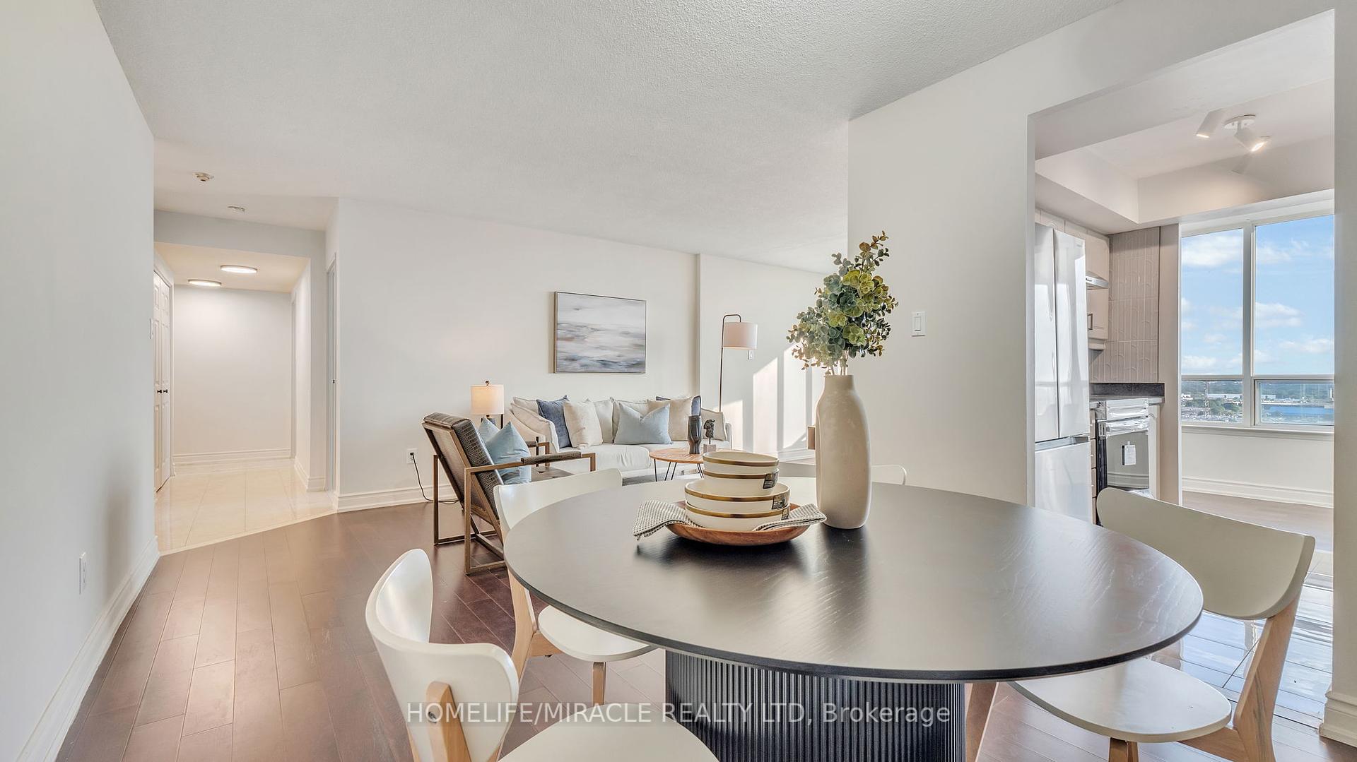 3 Bedrooms Condo at 550 Webb, Mississauga For sale