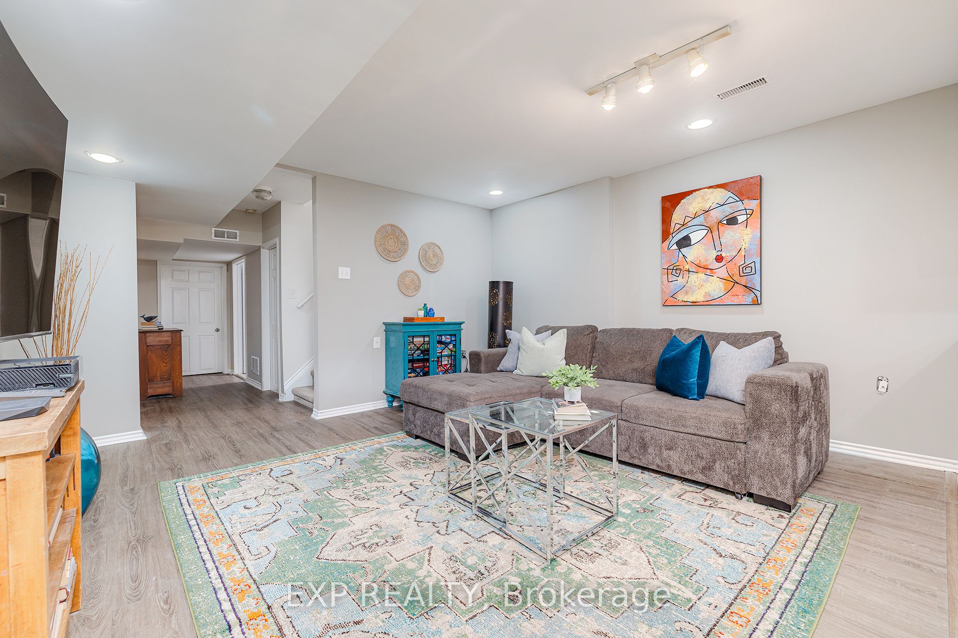 172 Queen Street W