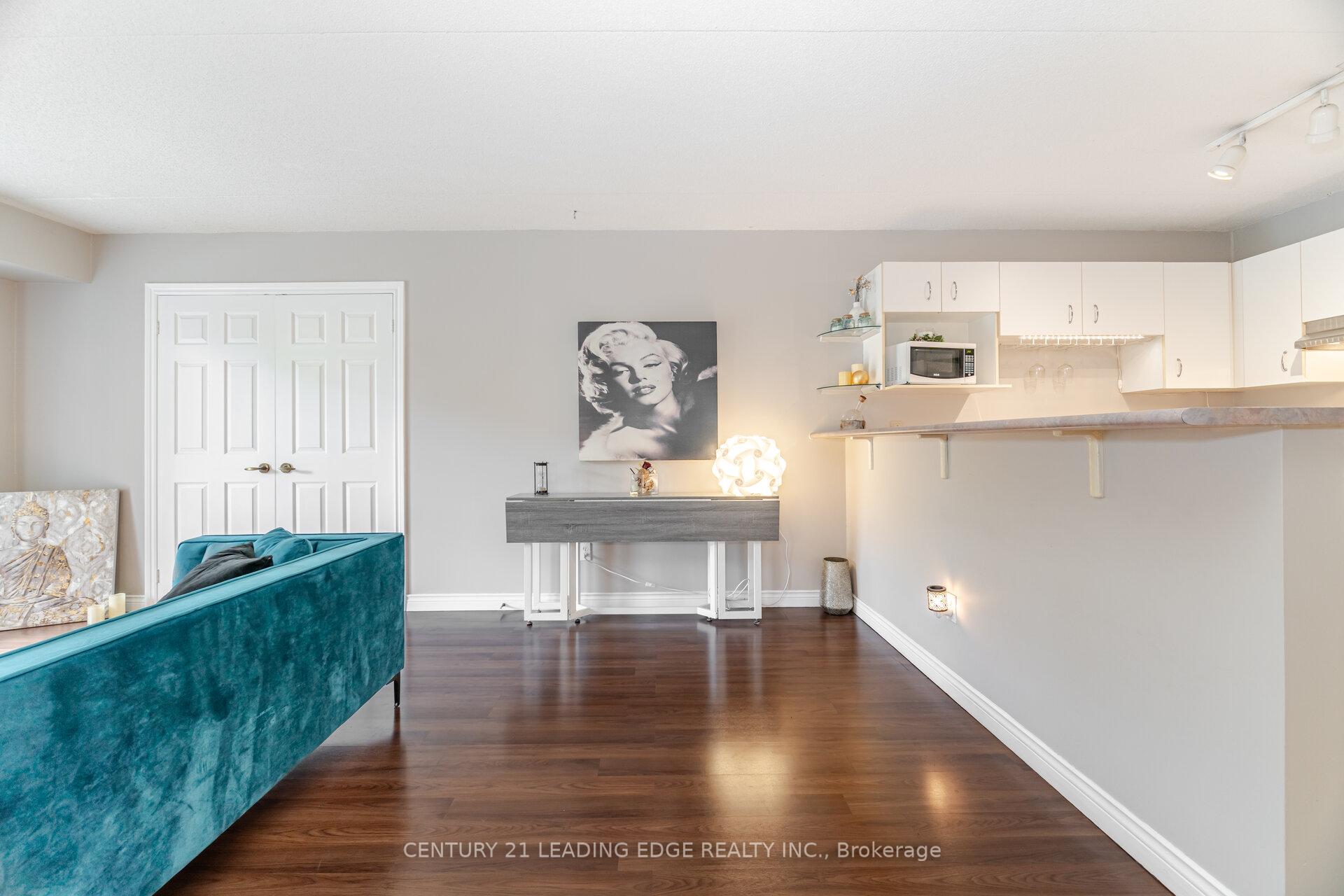 2 Bedrooms Condo at 4005 Kilmer, Burlington For sale