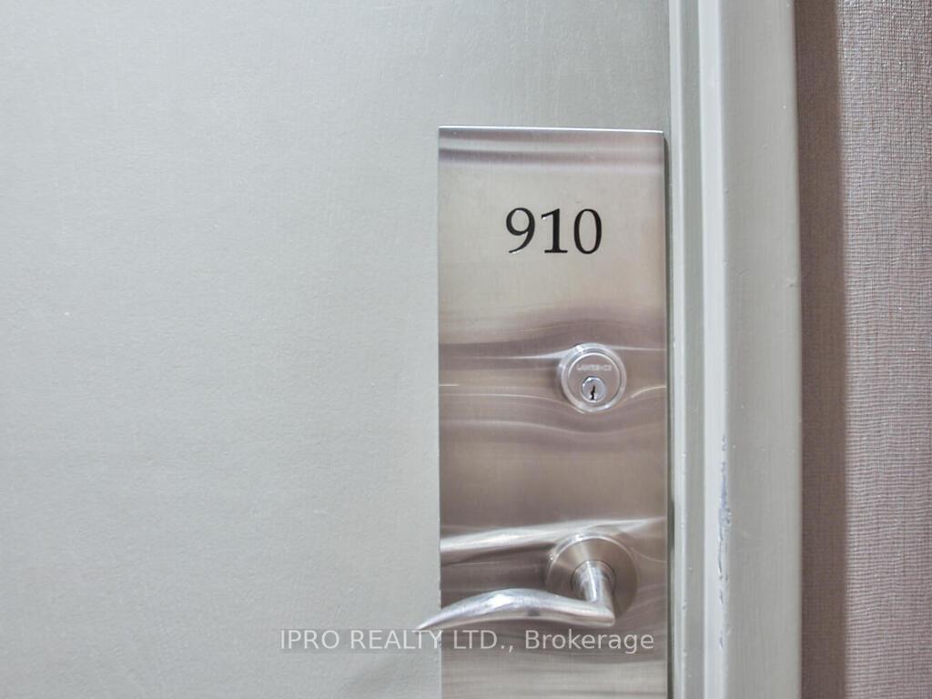 3 Bedrooms Condo at 330 Rathburn, Mississauga For sale