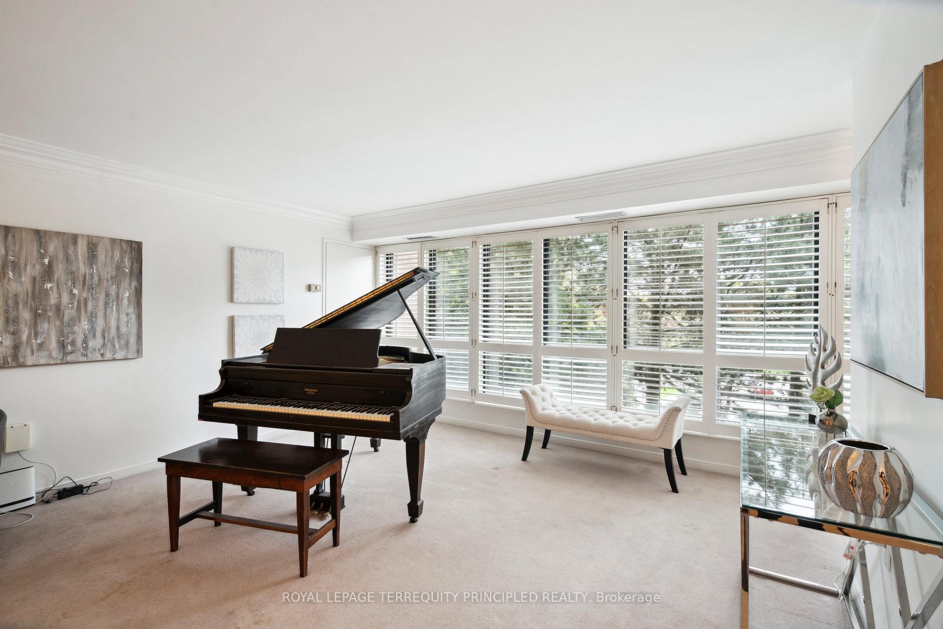 3 Bedrooms Condo at 1400 Dixie, Mississauga For sale