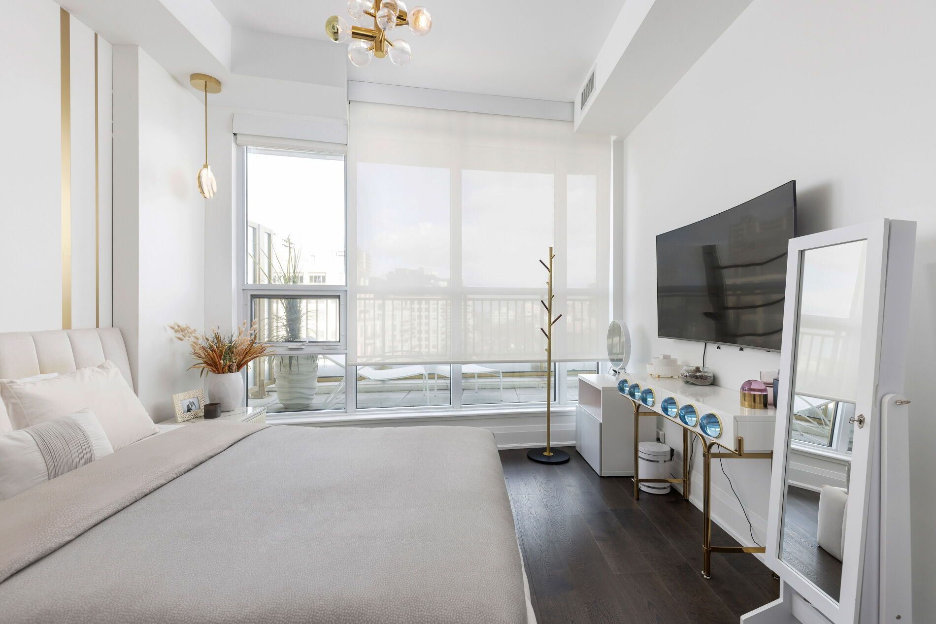 151 Avenue Road 805