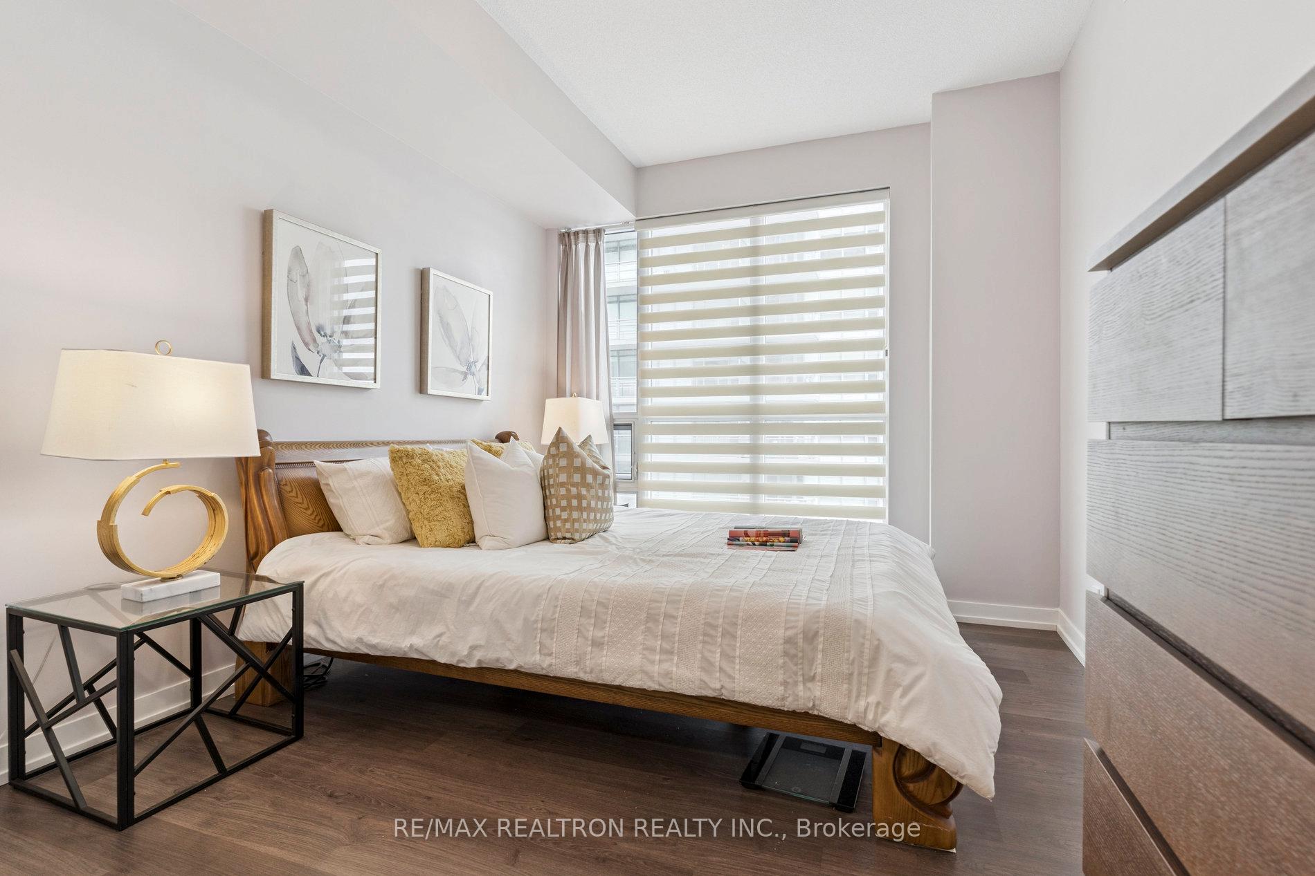 2 Bedrooms Condo at 89 Dunfield, Toronto For sale