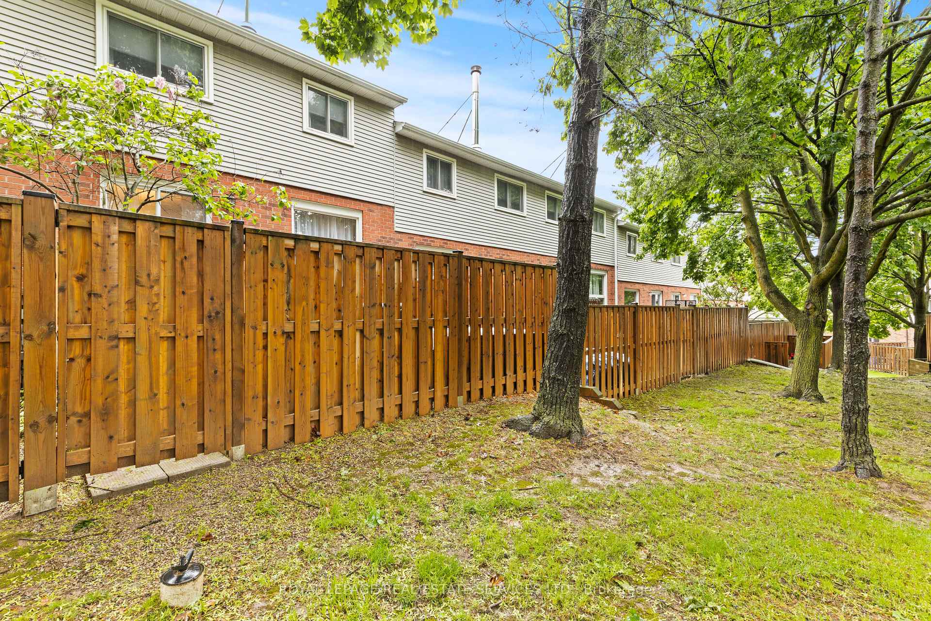 3 Bedrooms Condo at 2065 Amherst Heights, Burlington For sale