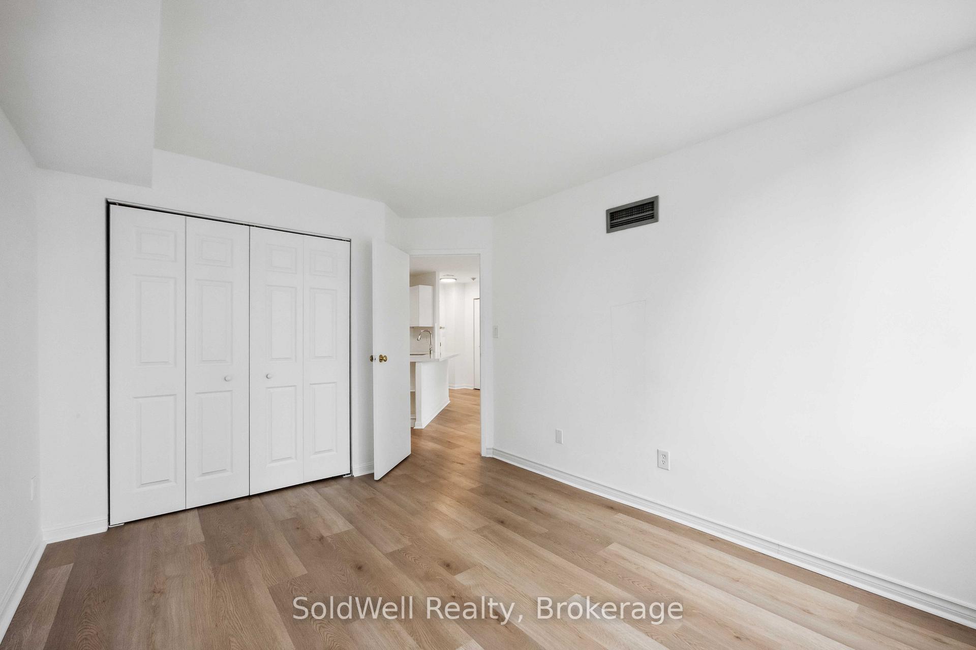 2 Bedrooms Condo at 25 Grenville,  Toronto For sale