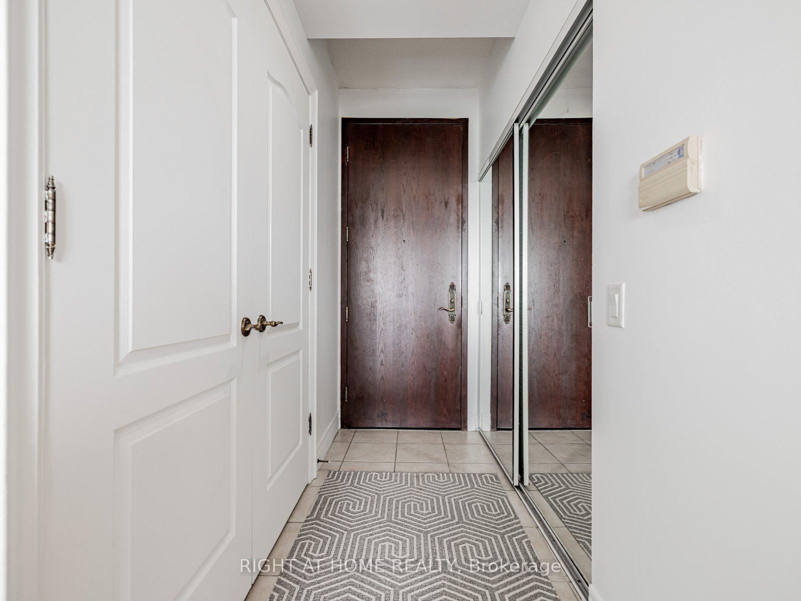 3 Bedrooms Condo at 1 Clairtrell, Toronto For sale