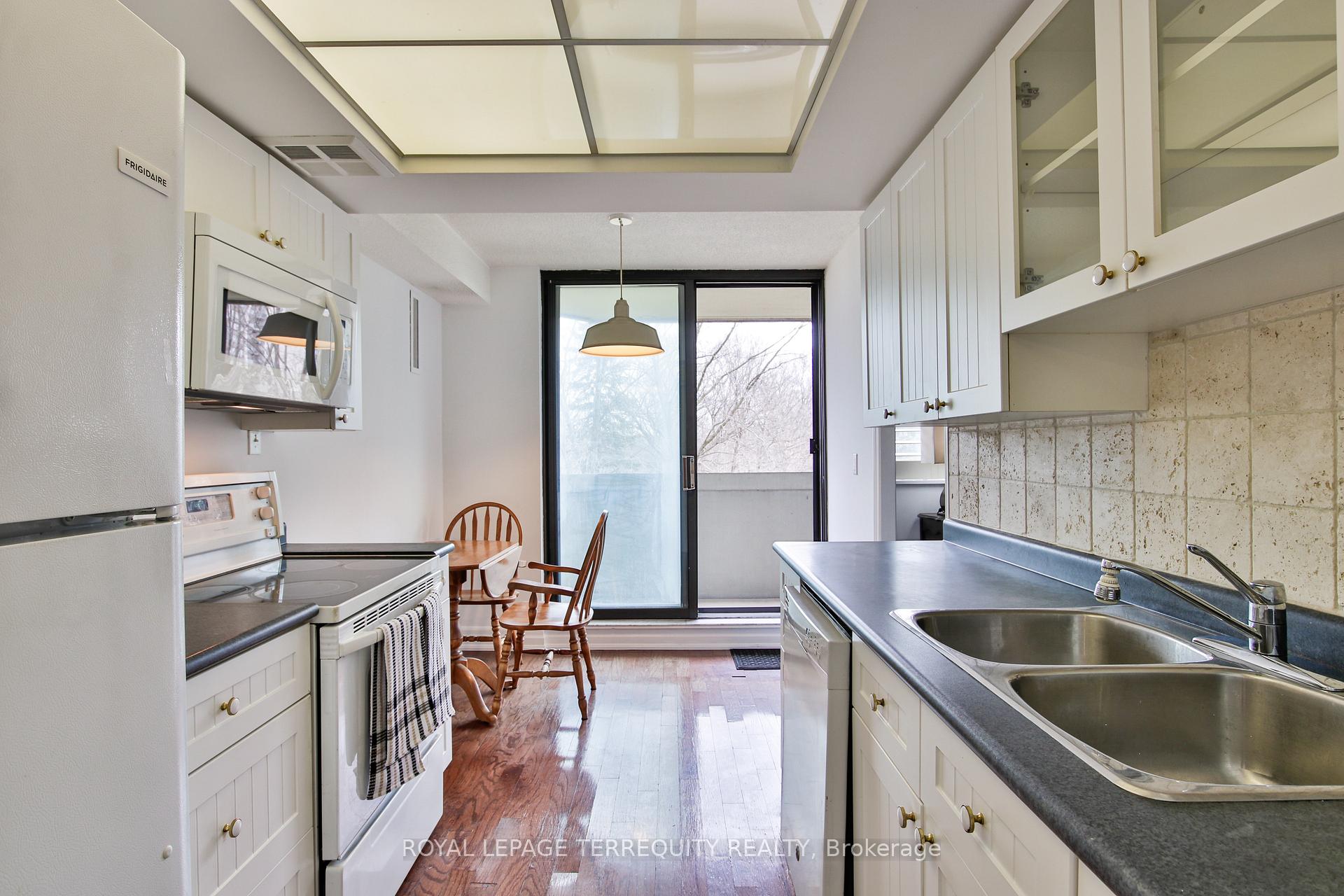 2 Bedrooms Condo at 75 Wynford Heights, Toronto For sale