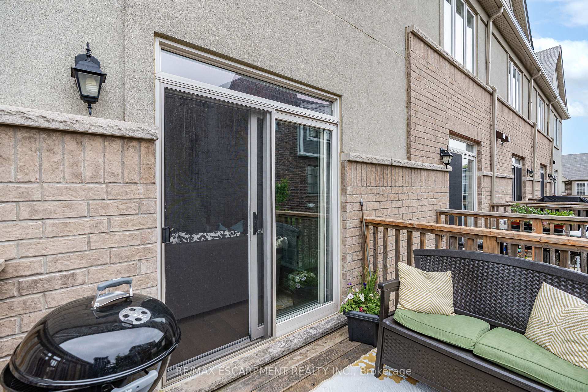 3 Bedrooms Condo at 215 Dundas, Hamilton For sale