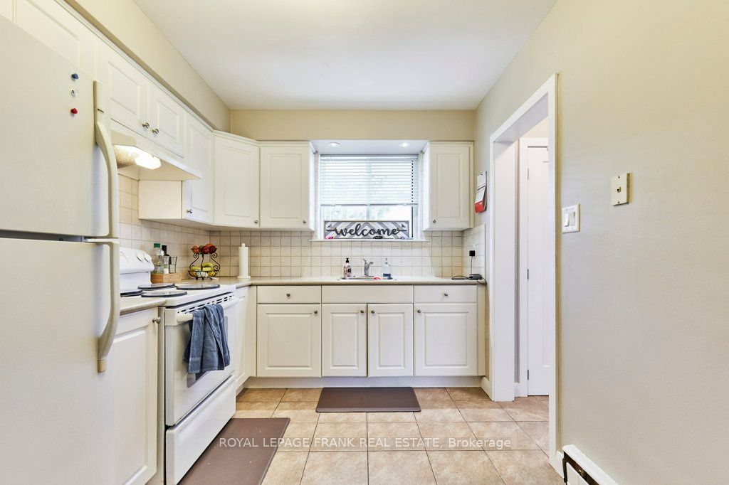 706 Dunlop Street W