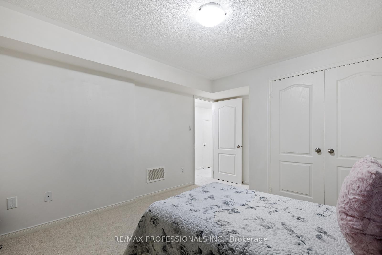 2 Bedrooms Condo at 3070 Thomas, Mississauga For sale