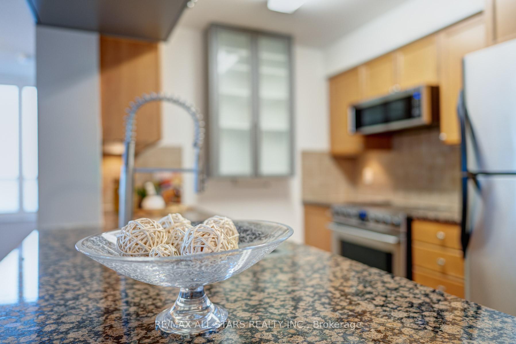 2 Bedrooms Condo at 35 Viking, Toronto For sale