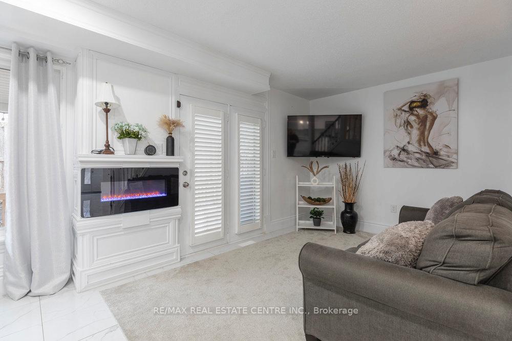 3 Bedrooms Condo at 2774 King,  Hamilton For sale