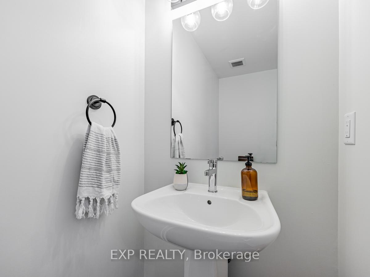 2 Bedrooms Condo at 3409 Ridgeway,  Mississauga For sale