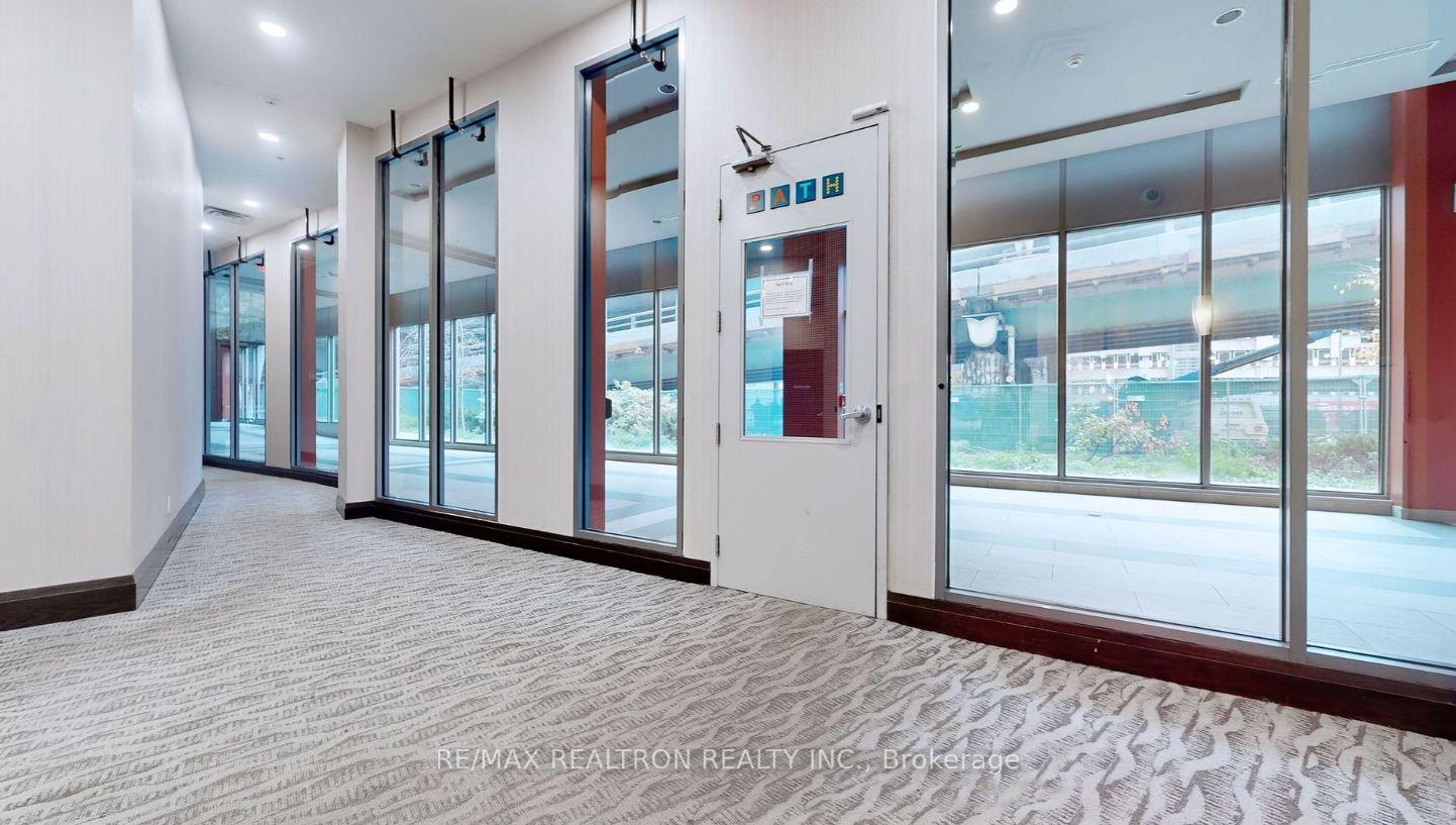 2 Bedrooms Condo at 25 Lower Simcoe, Toronto For sale
