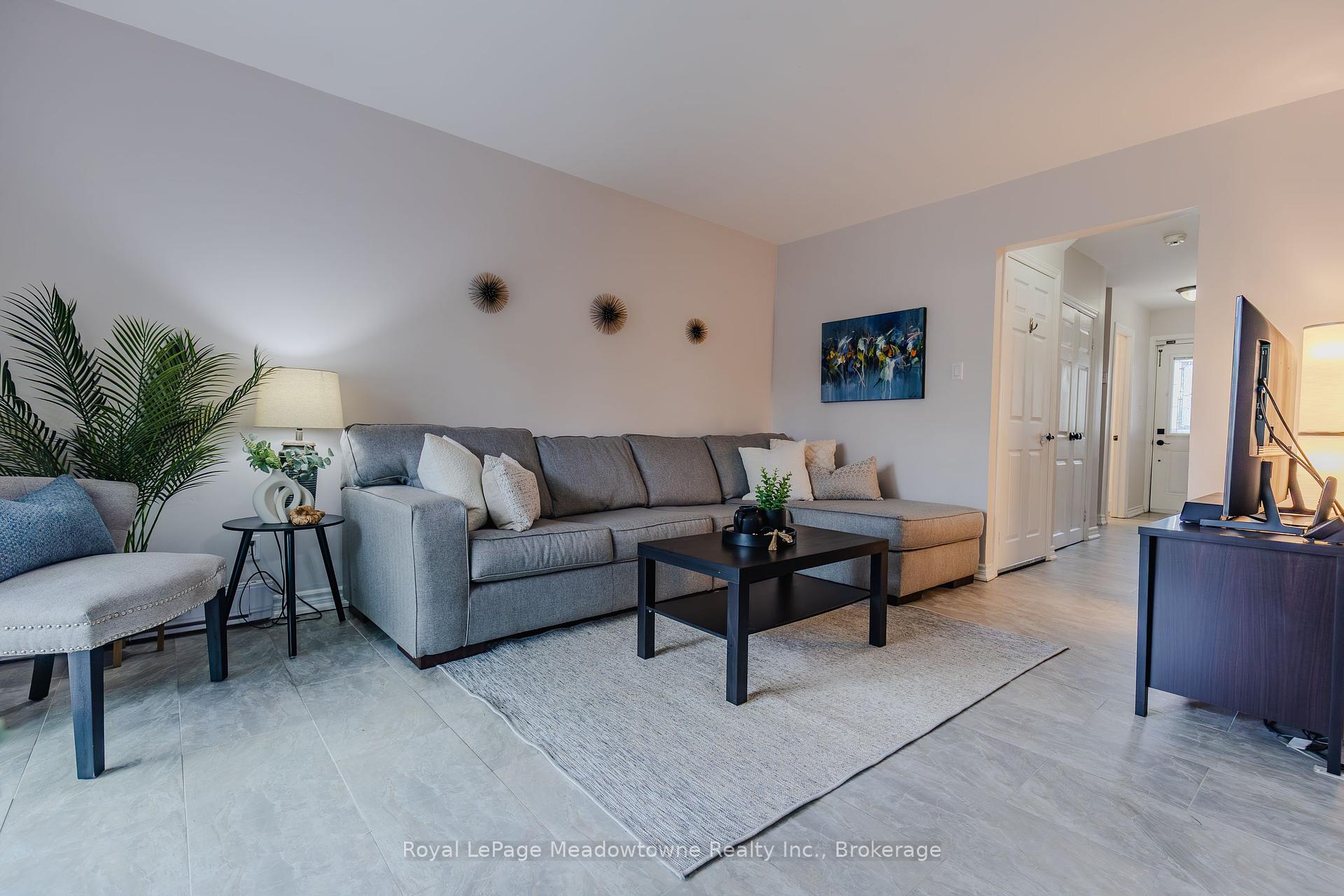 3 Bedrooms Condo at 6240 Montevideo, Mississauga For sale