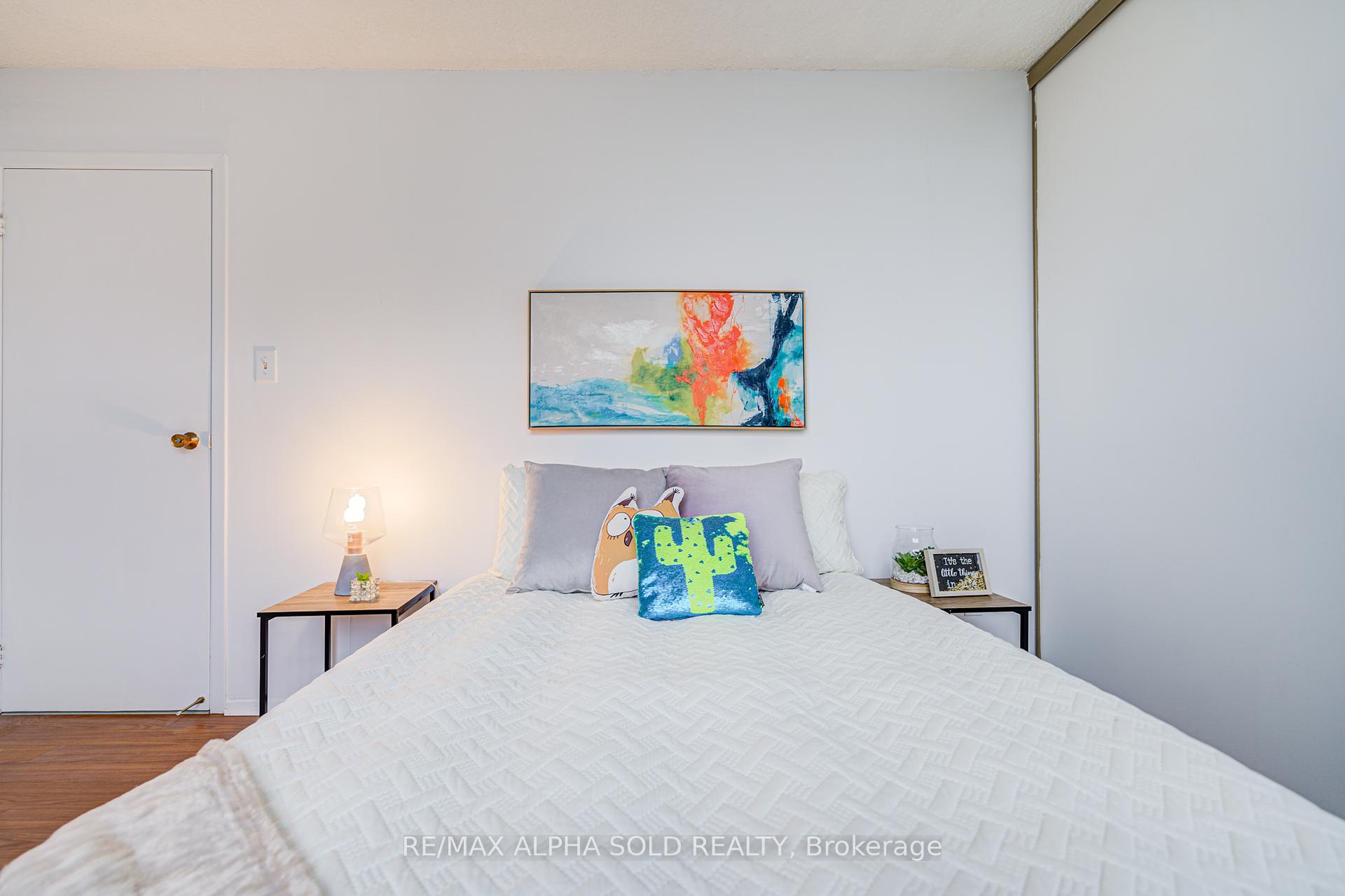 3 Bedrooms Condo at 100 Echo Point, Toronto For sale