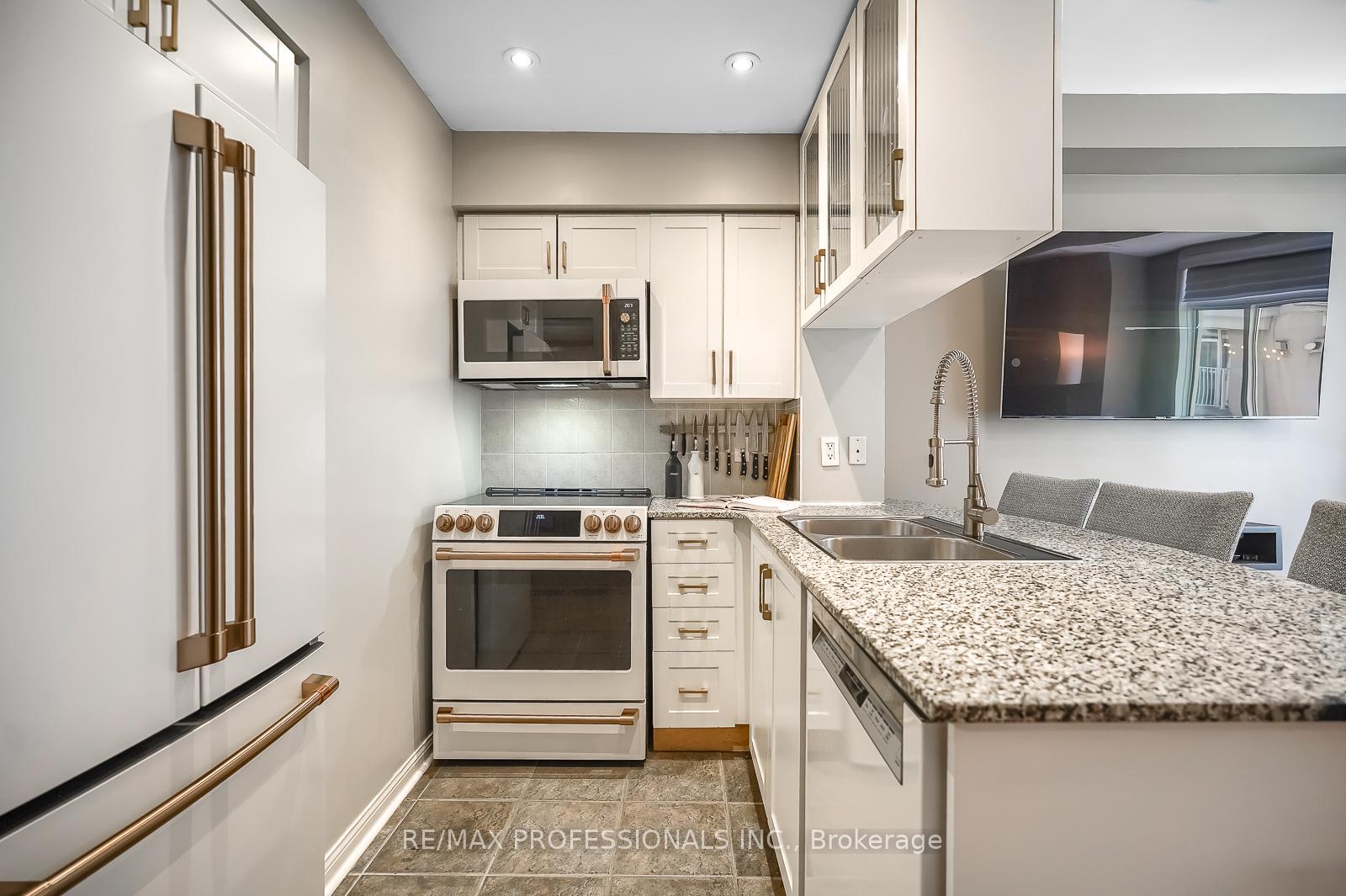 3 Bedrooms Condo at 32 Stadium, Toronto For sale
