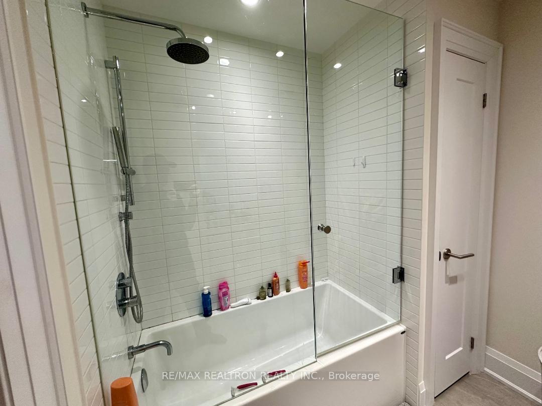 2 Bedrooms Condo at 88 Cumberland, Toronto For sale