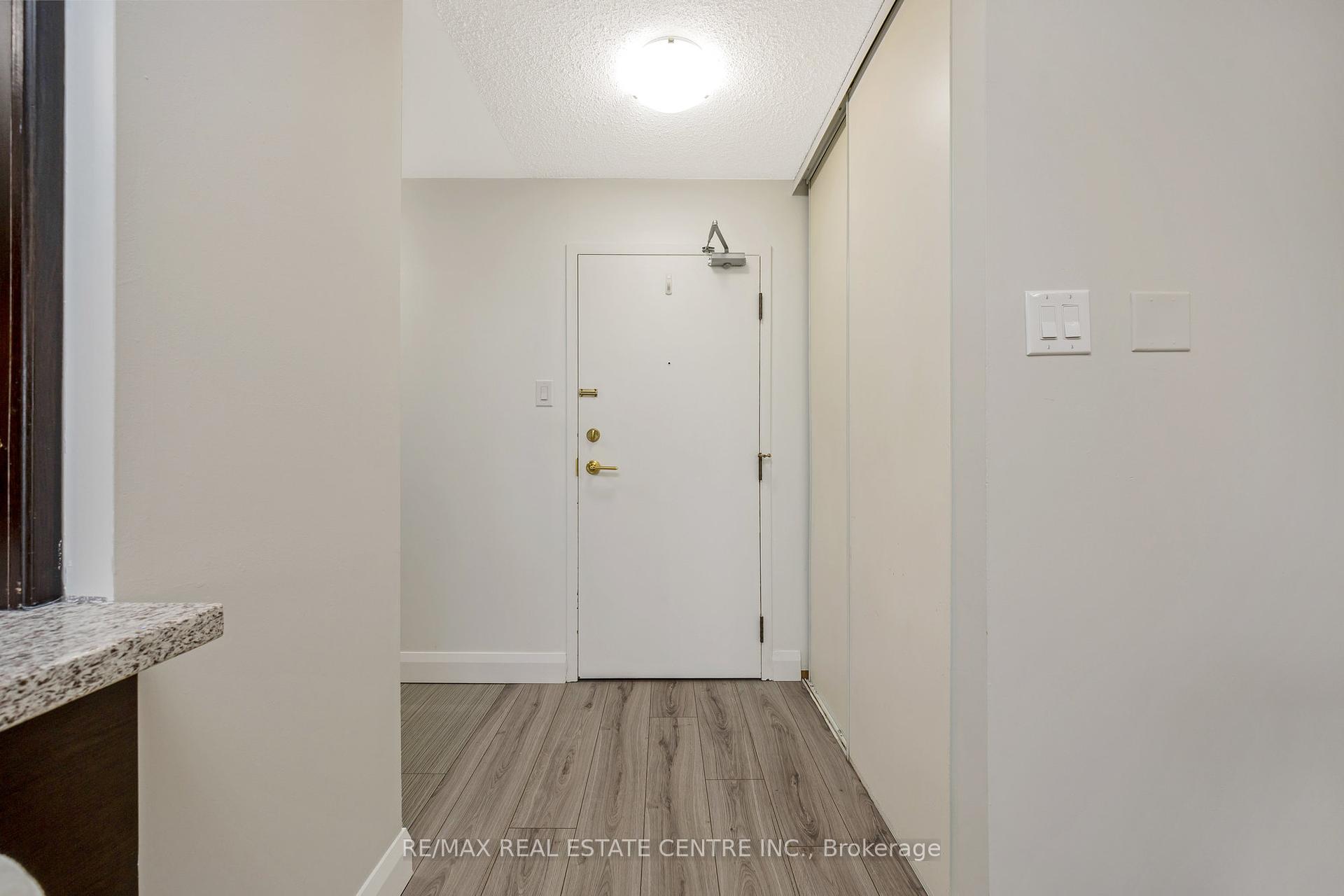 2 Bedrooms Condo at 4185 Shipp, Mississauga For sale