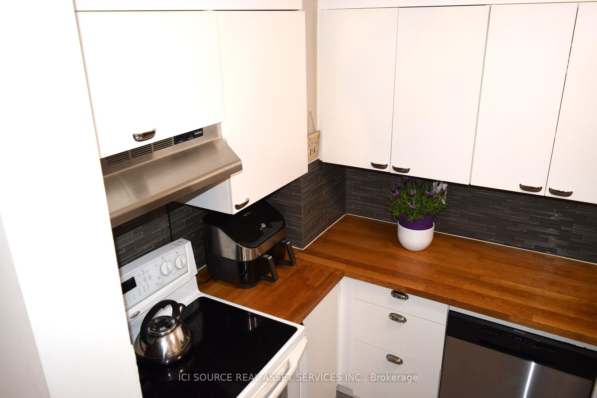 2 Bedrooms Condo at 212 Kerr,  Oakville For sale