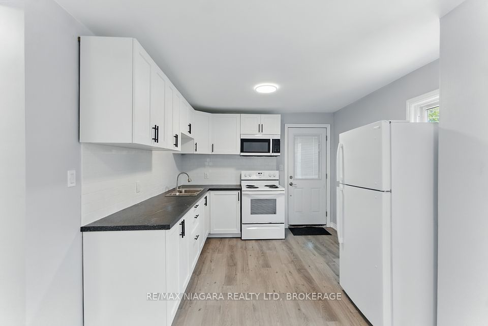 #Main - 290 Scholfield Avenue, Welland, ON L3B 1N8