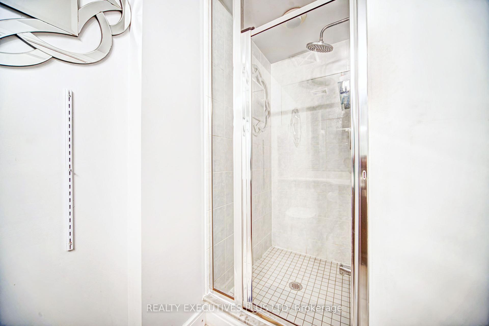 3 Bedrooms Condo at 60 Absolute, Mississauga For sale