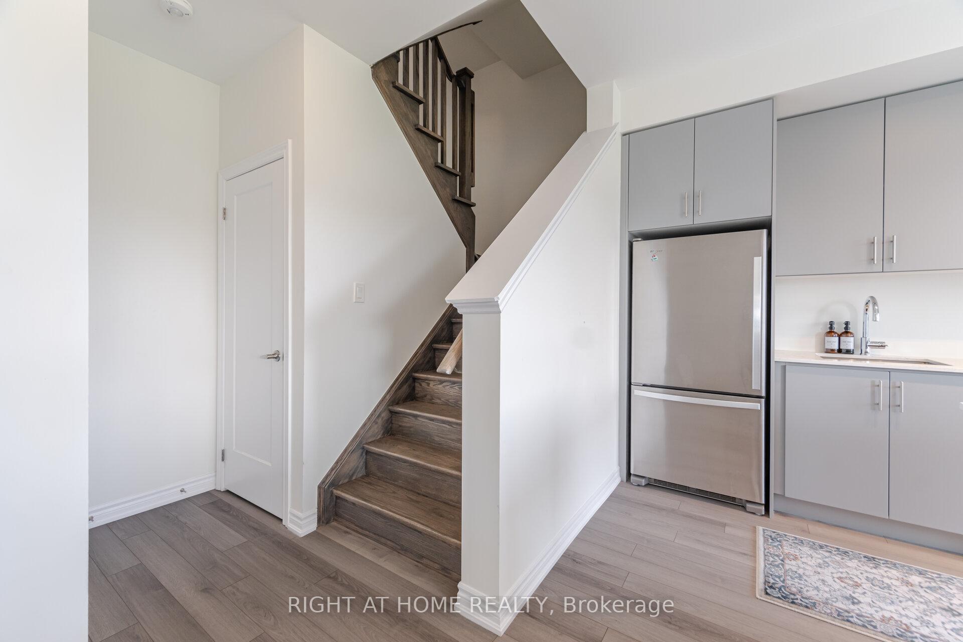 2 Bedrooms Condo at 349 Wheat Boom, Oakville For sale