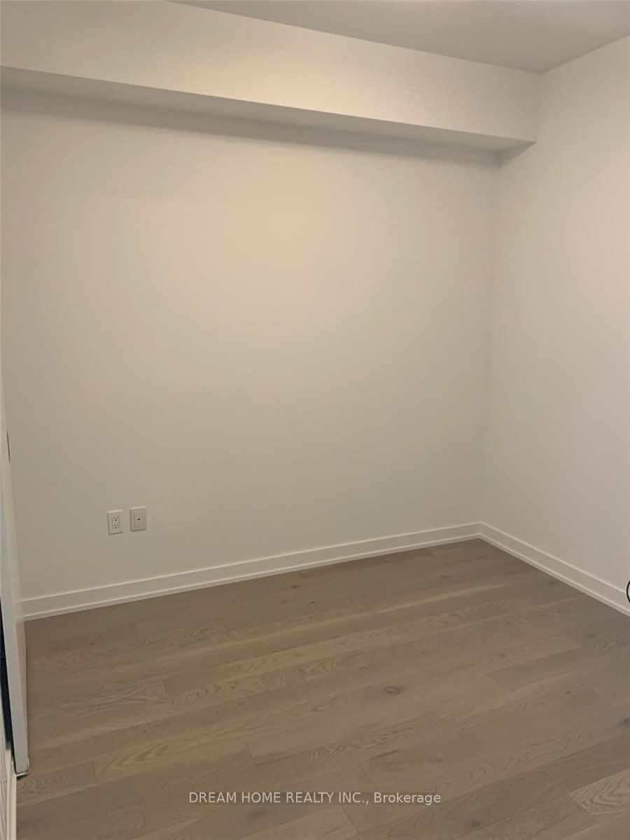15 Queens Quay E, #515