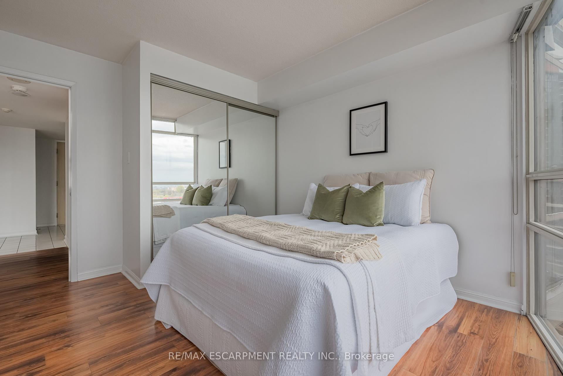 1 Bedroom Condo at 50 Eglinton, Mississauga For sale