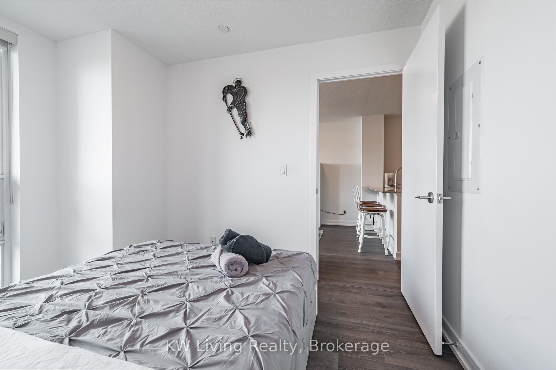 2 Bedrooms Condo at 8 Trent, Toronto For sale