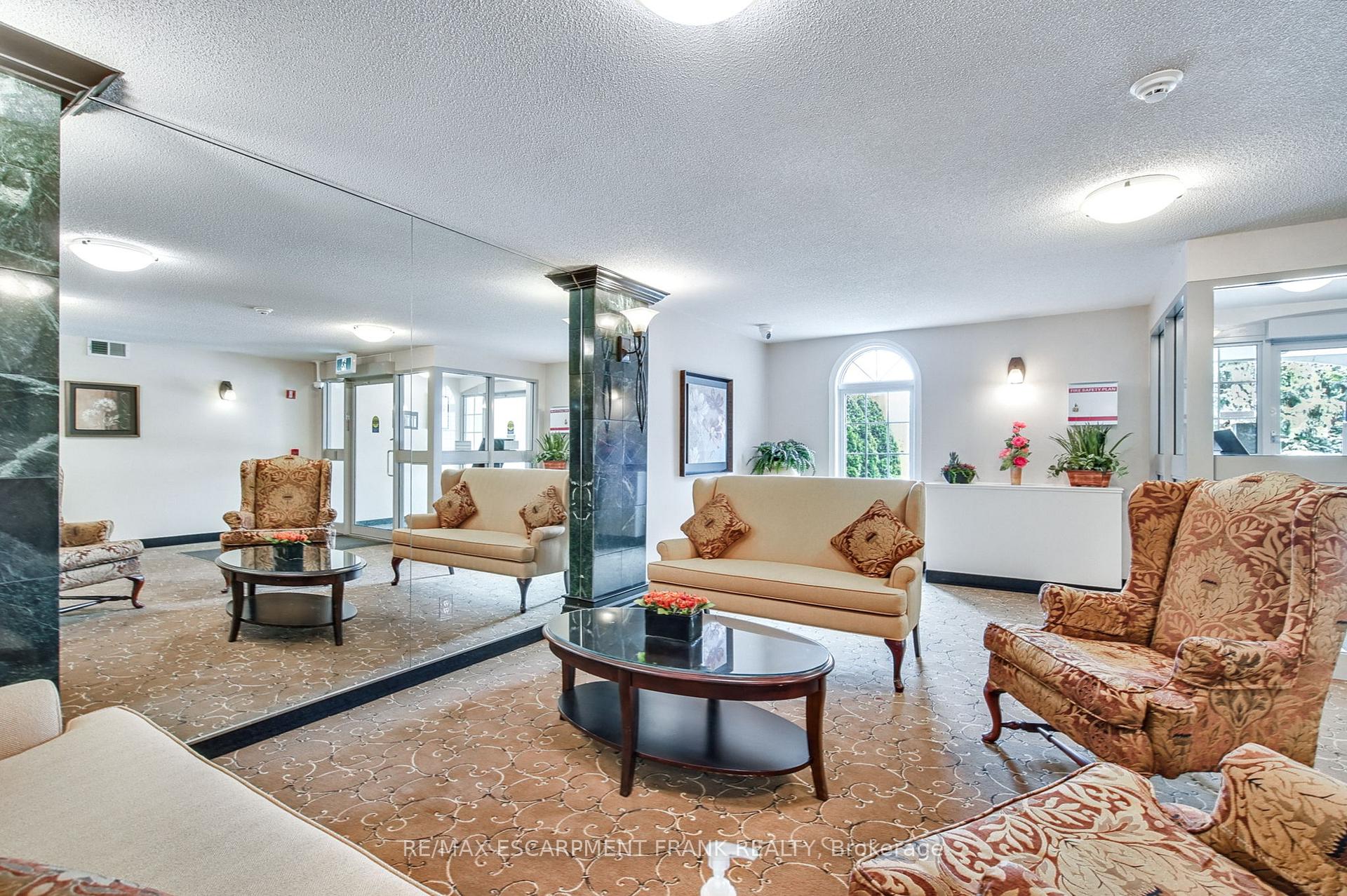 2 Bedrooms Condo at 970 Golf Links,  Hamilton For sale