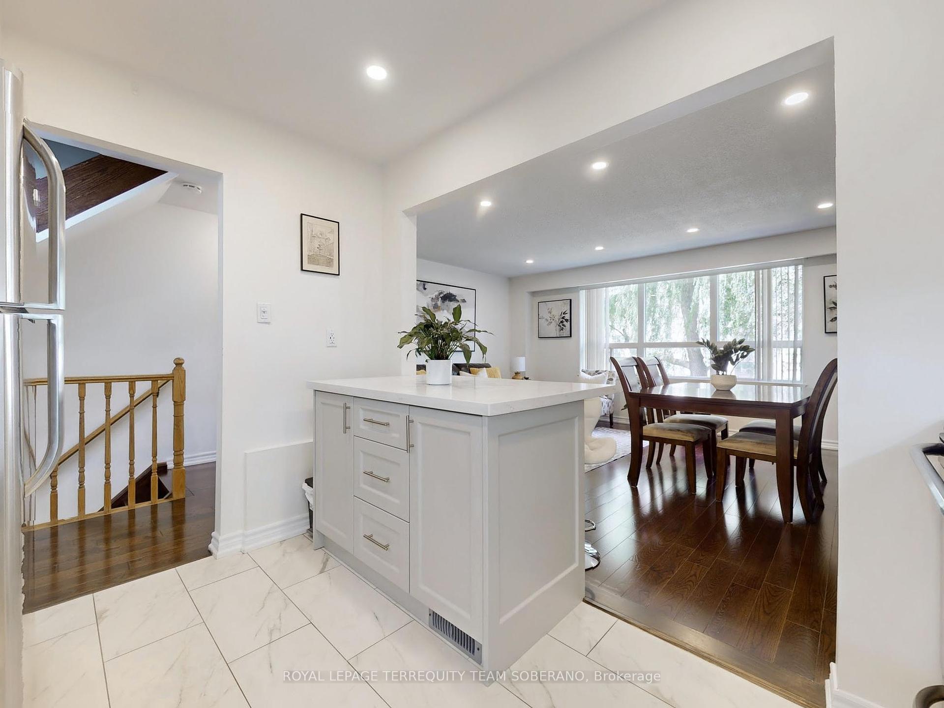 3 Bedrooms Condo at 8 Village Greenway, Toronto For sale