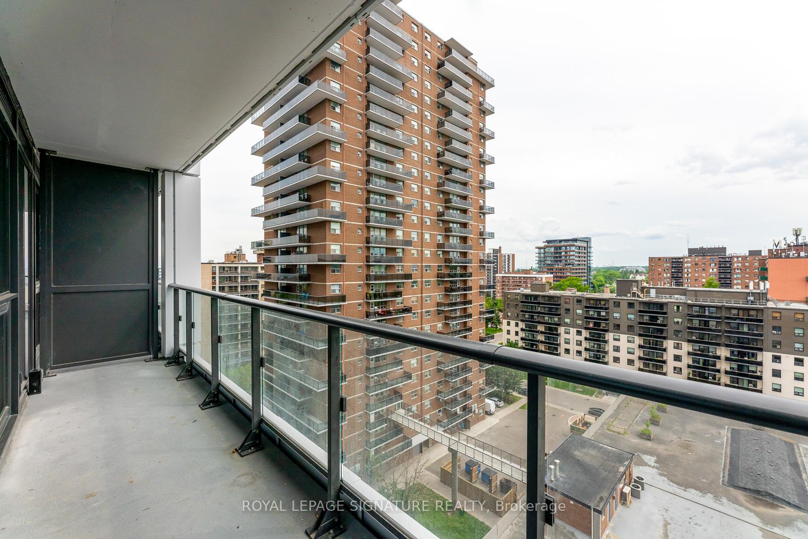 2 Bedrooms Condo at 28 Ann, Mississauga For sale