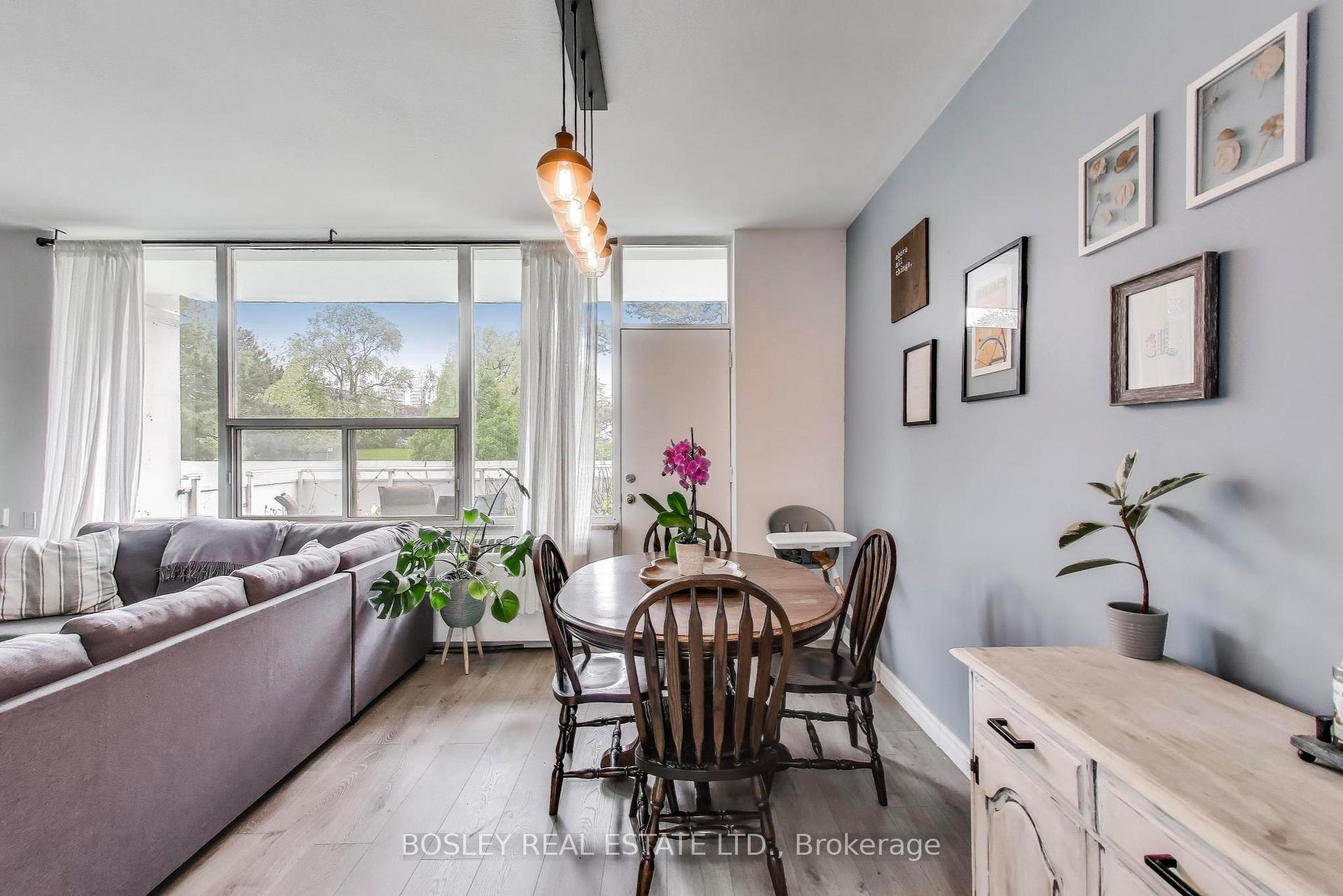 2 Bedrooms Condo at 10 Parkway Forest, Toronto For sale