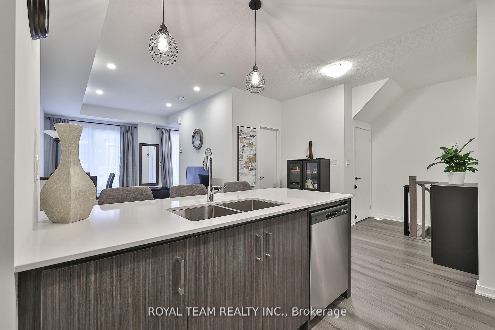 2 Bedrooms Condo at 131 Honeycrisp, Vaughan For sale