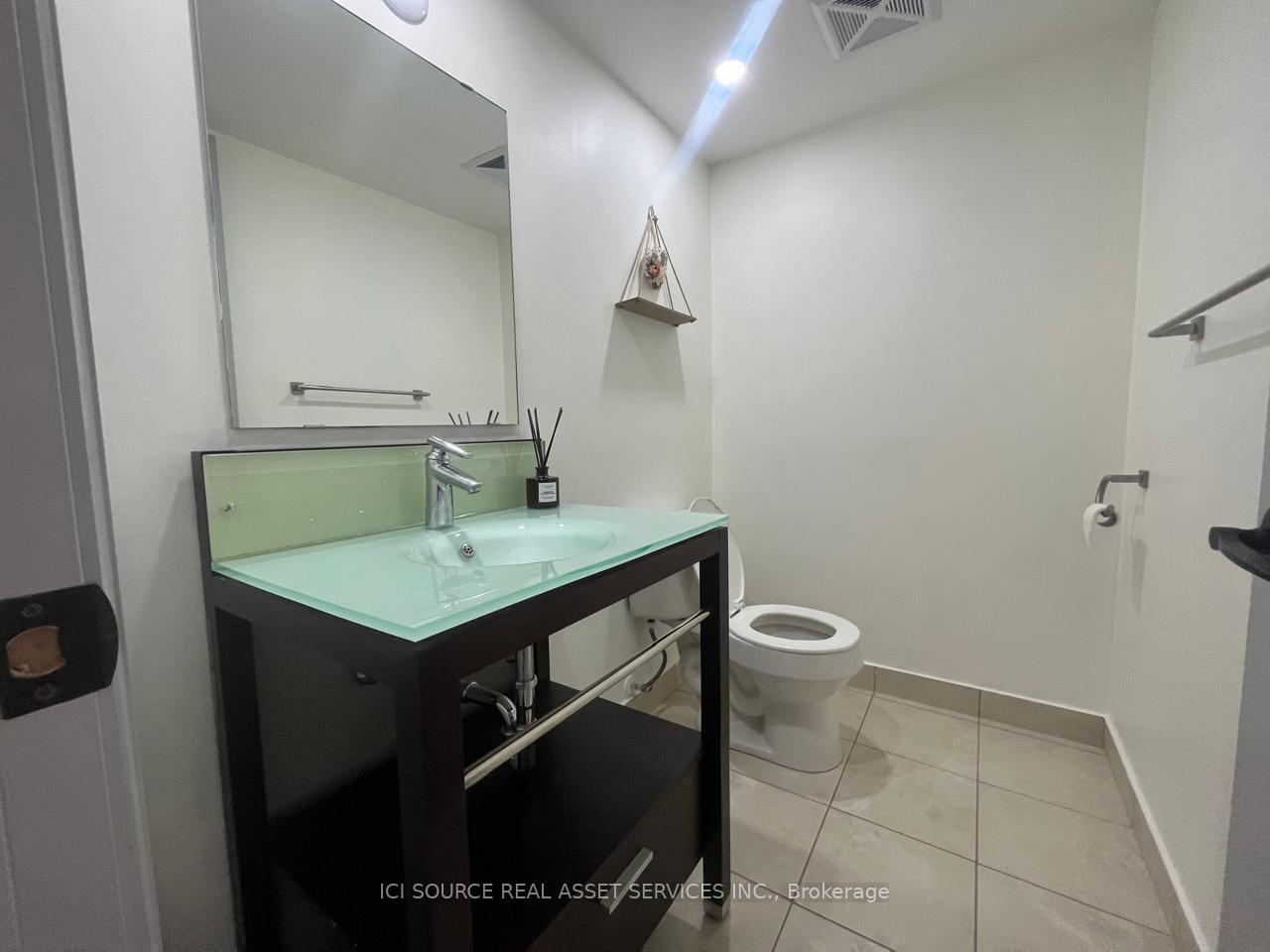 2 Bedrooms Condo at 20 North Park, Vaughan For sale
