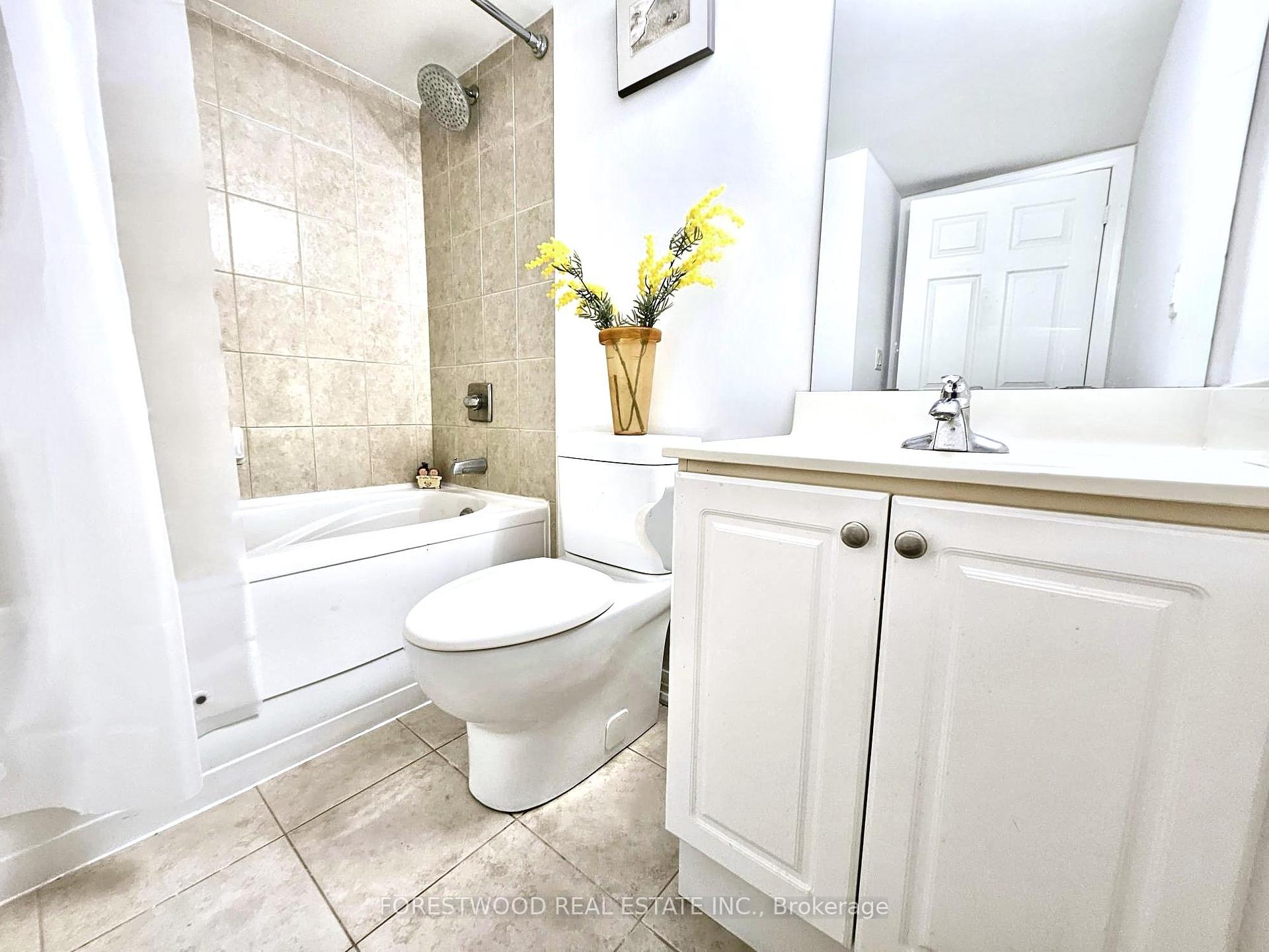 3 Bedrooms Condo at 220 Forum, Mississauga For sale