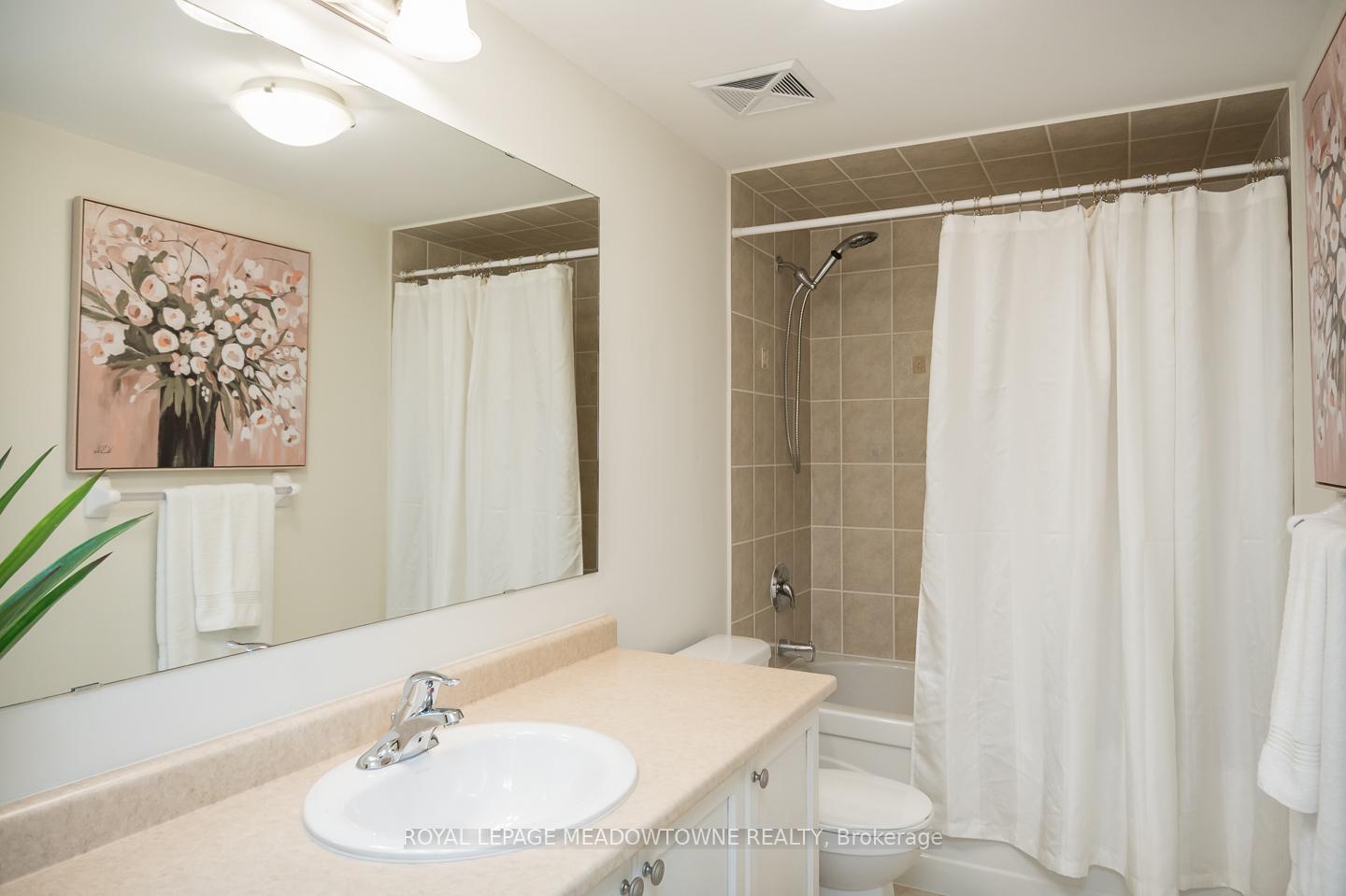 4 Bedrooms Condo at 3355 Thomas, Mississauga For sale